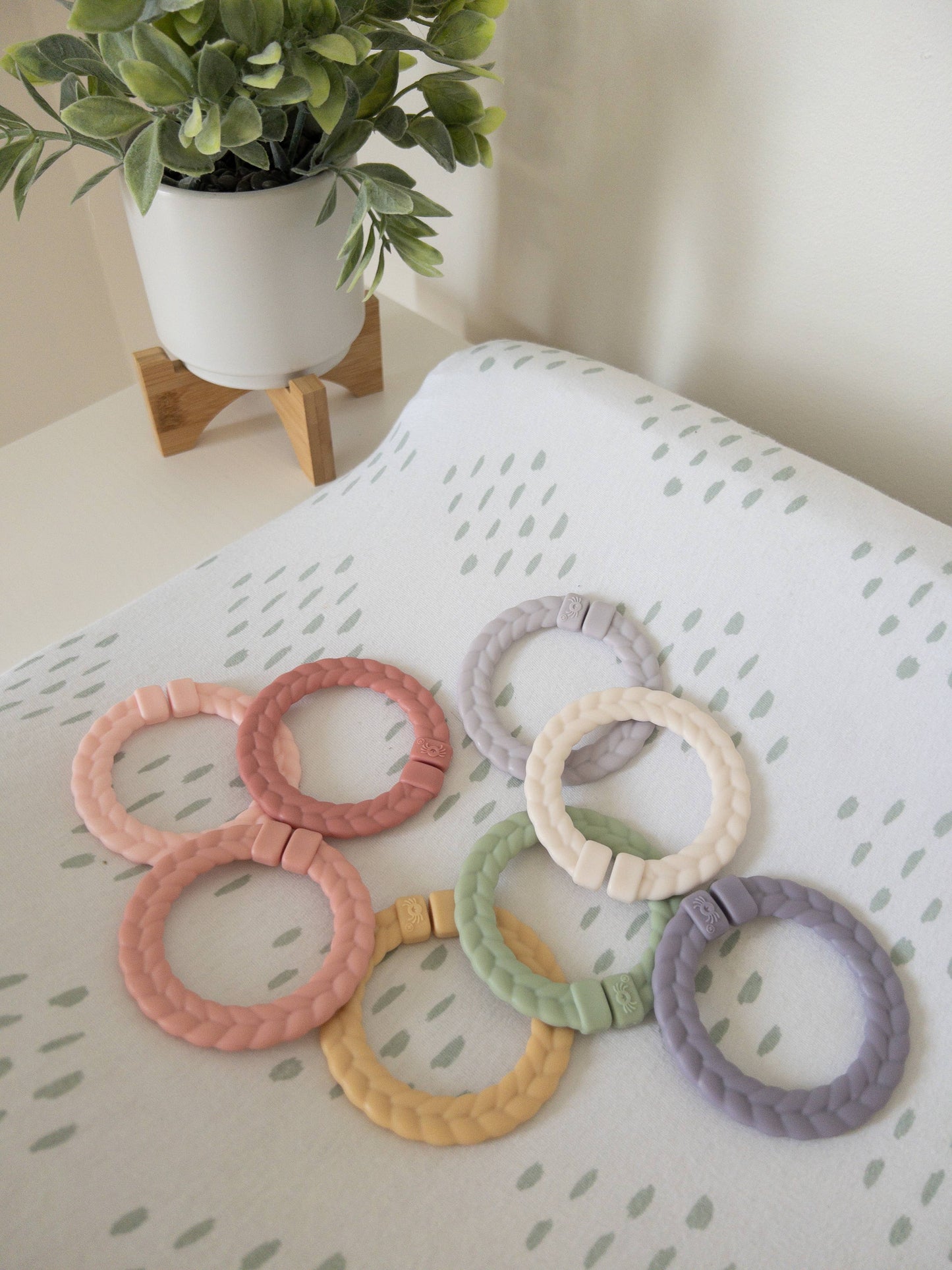 Itzy Ritzy Canada - Bitzy Bespoke Itzy Rings™ Linking Ring Set: Rainbow
